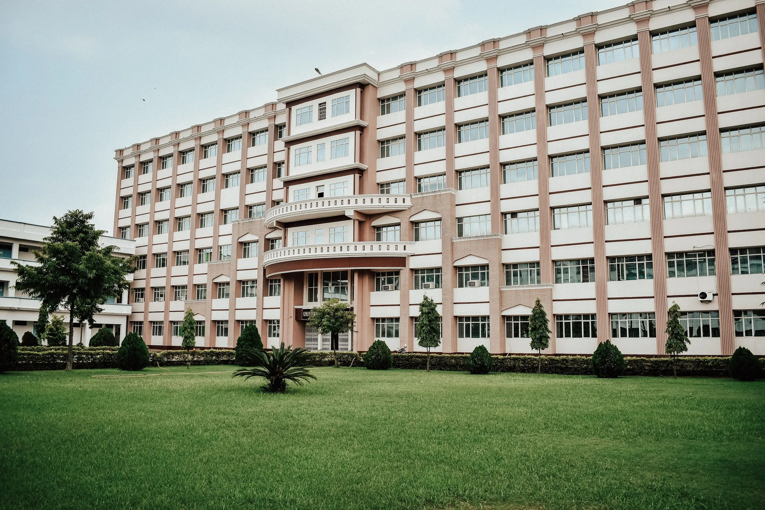 校园教学楼外景